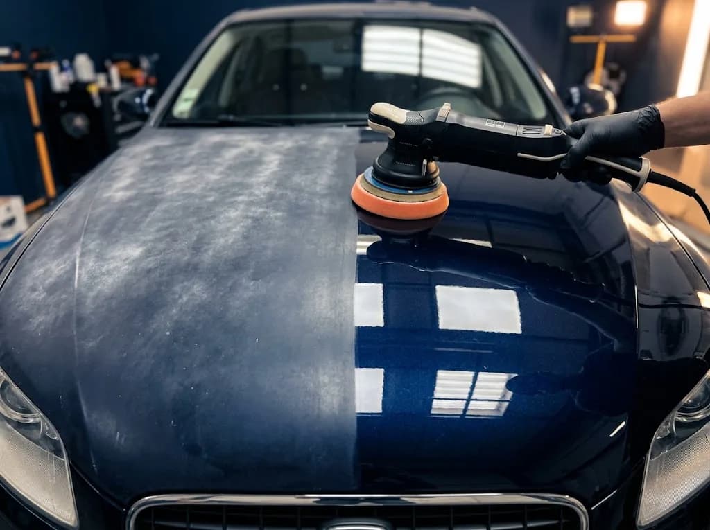 Peinture de voiture ternie et oxydée par les UV